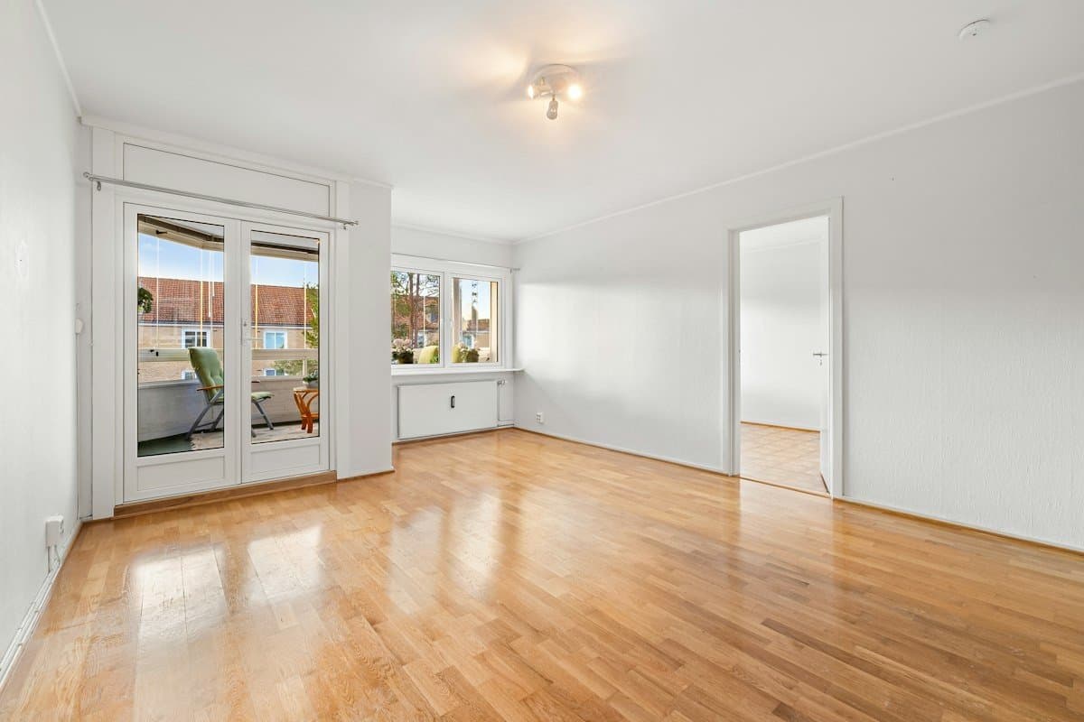 Empty vacant living room before virtual staging